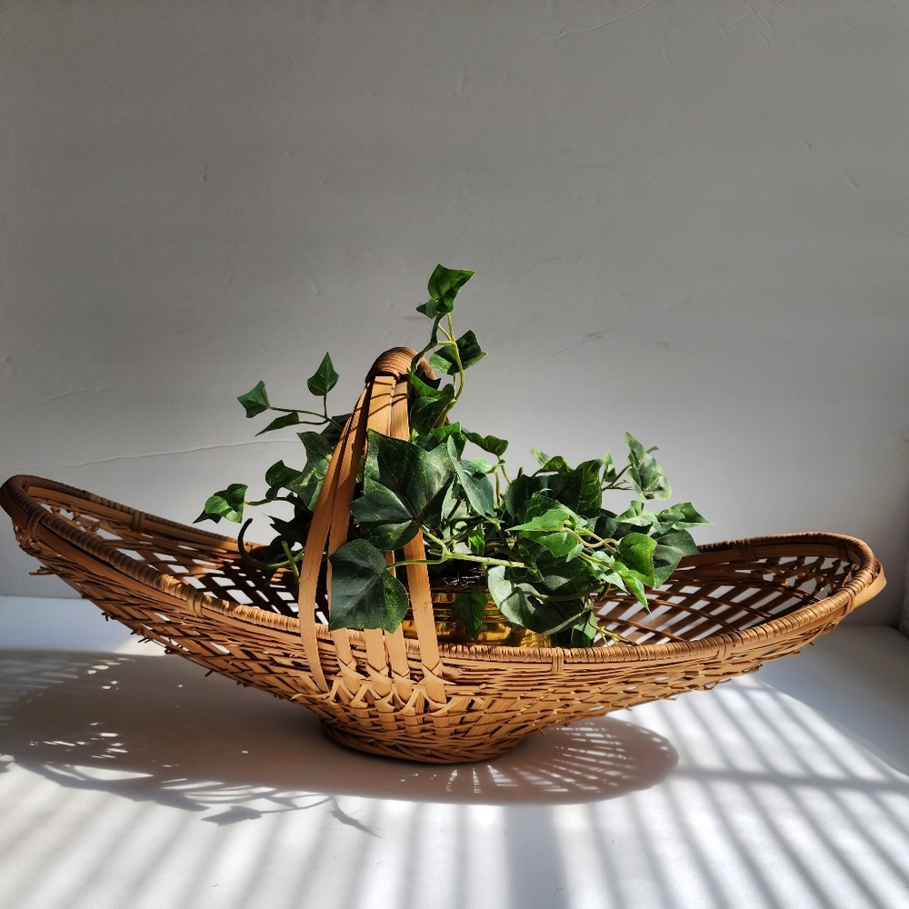 Vtg wicker basket